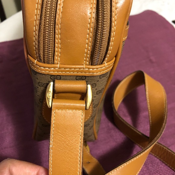 Sold Authentic Gucci Vintage Sling Bag - Picture 3 of 16